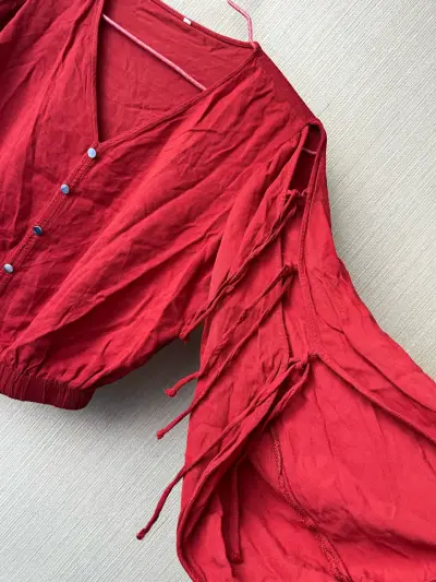 Blusa de mujer manga larga con detalles - miniatura 2