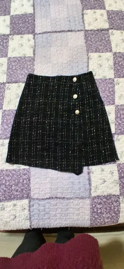 Falda corta de tweed con botones decorativos - miniatura 1