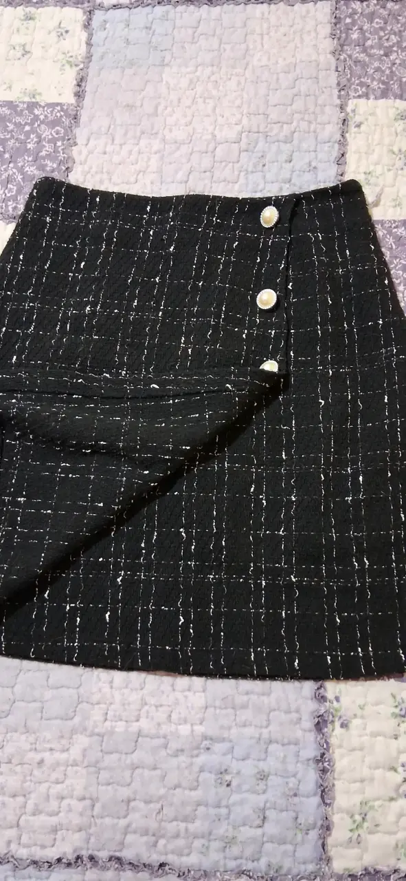 Falda corta de tweed con botones decorativos - 2