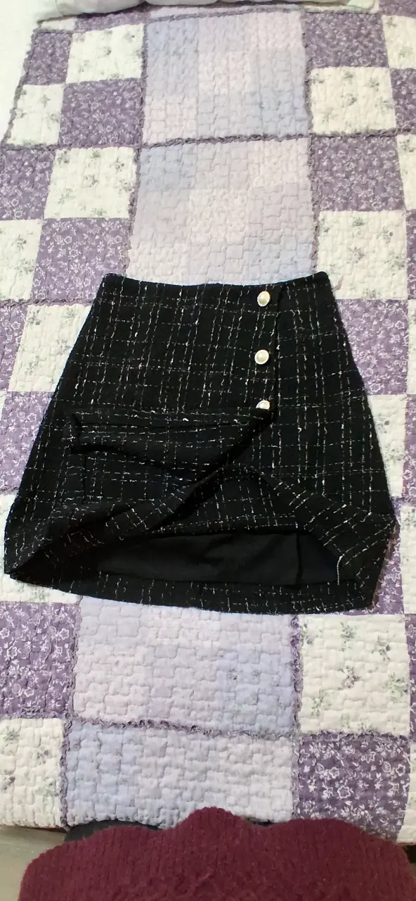 Falda corta de tweed con botones decorativos - 3