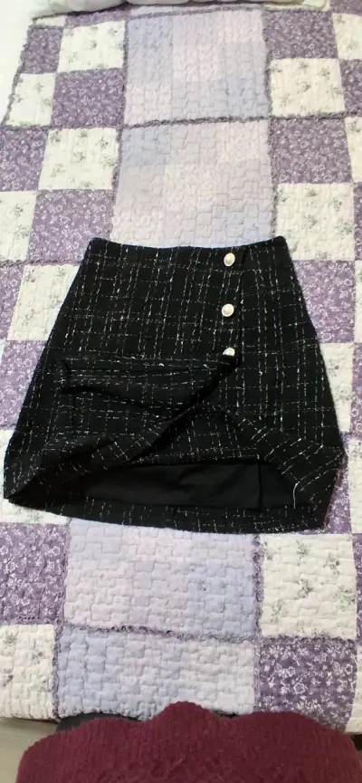 Falda corta de tweed con botones decorativos - miniatura 3