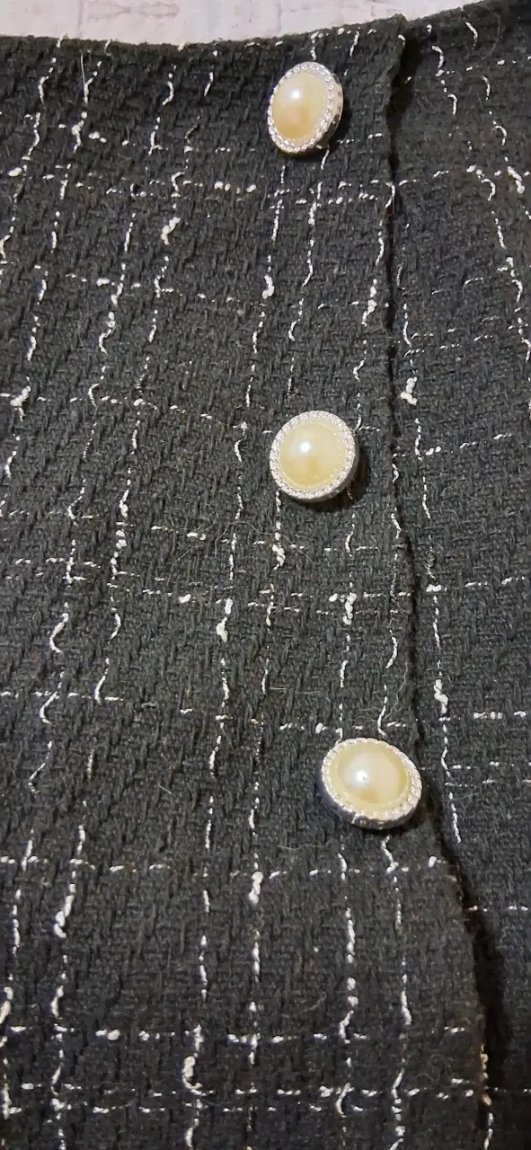 Falda corta de tweed con botones decorativos - 4