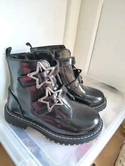 Botines negros con detalle estrella - miniatura 1