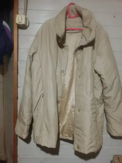 Chaqueta acolchada beige para invierno - miniatura 1