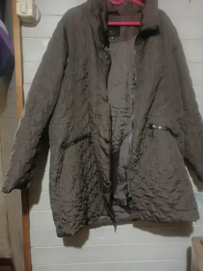 Chaqueta acolchada beige para invierno - miniatura 3