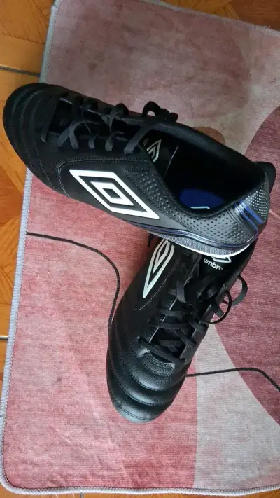 Zapatillas de fútbol Umbro negras - miniatura 1