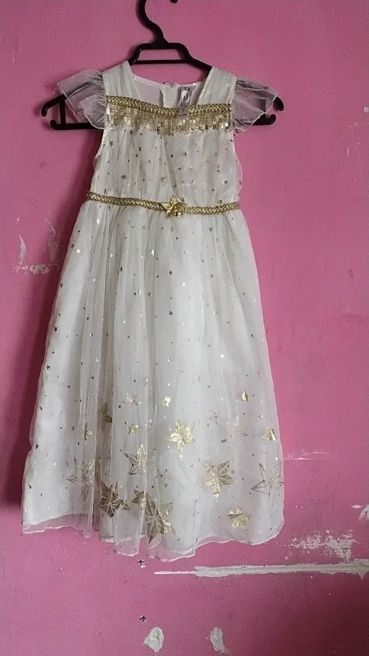 Vestido infantil blanco con estrellas doradas