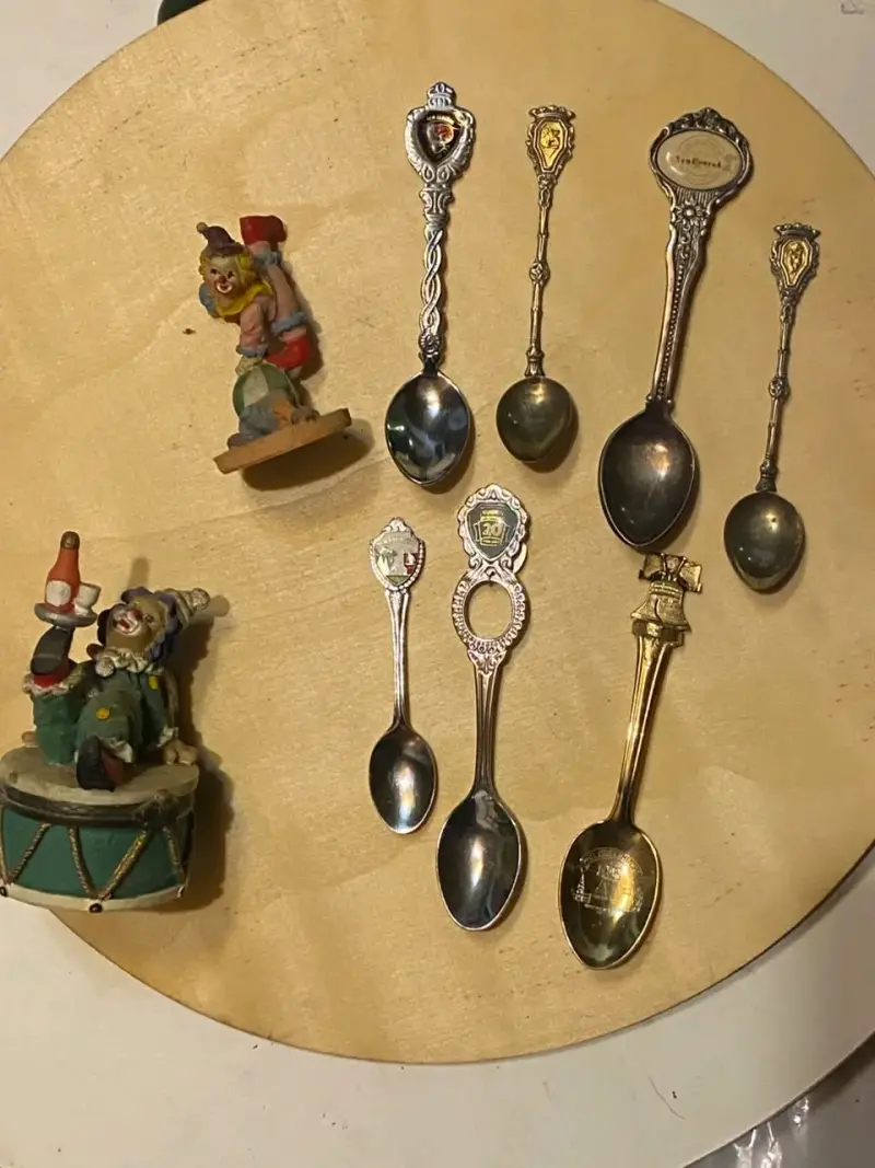 Colección de cucharas y figuras de payaso decorativas - 1