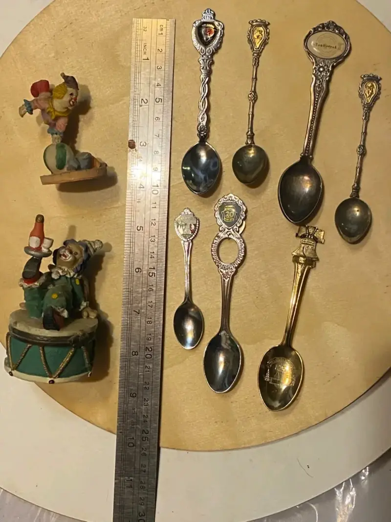 Colección de cucharas y figuras de payaso decorativas - 2