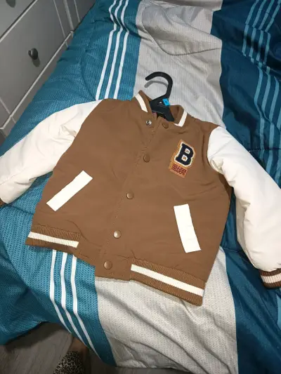 Chaqueta tipo varsity para niños color marrón y blanco - miniatura 1