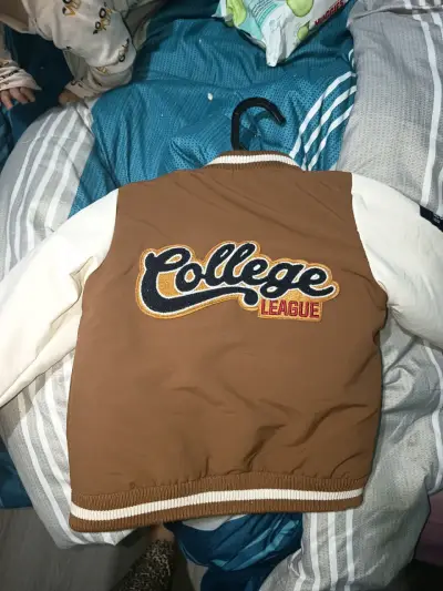Chaqueta tipo varsity para niños color marrón y blanco - miniatura 3