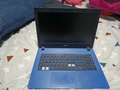 Notebook Acer azul en buen estado - miniatura 1