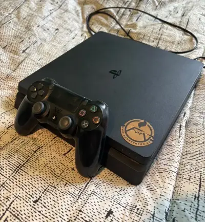 Consola PlayStation 4 con Control y Juego GTA V - miniatura 1