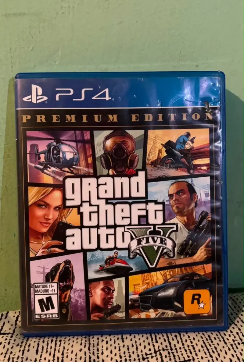 Consola PlayStation 4 con Control y Juego GTA V - 2