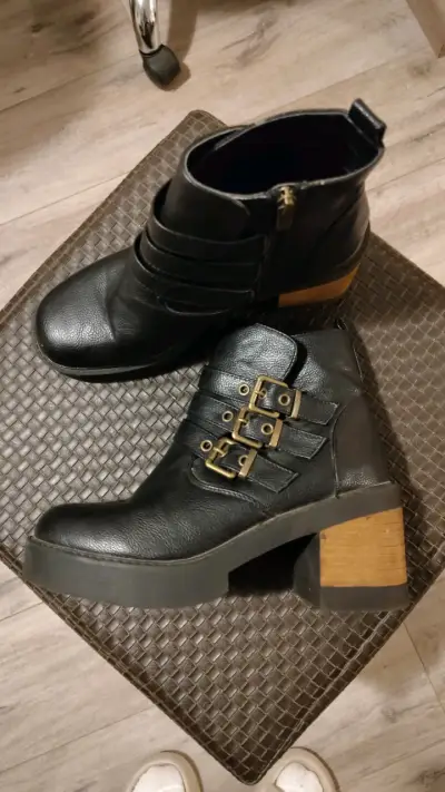 Botines negros de cuero con hebillas - miniatura 1