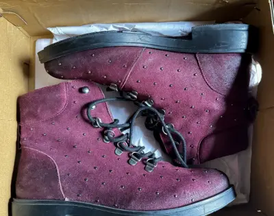 Botines de gamuza burdeos con tachas marca Pollini - miniatura 1
