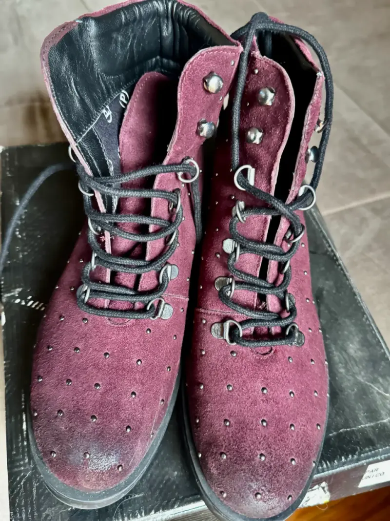 Botines de gamuza burdeos con tachas marca Pollini - 2