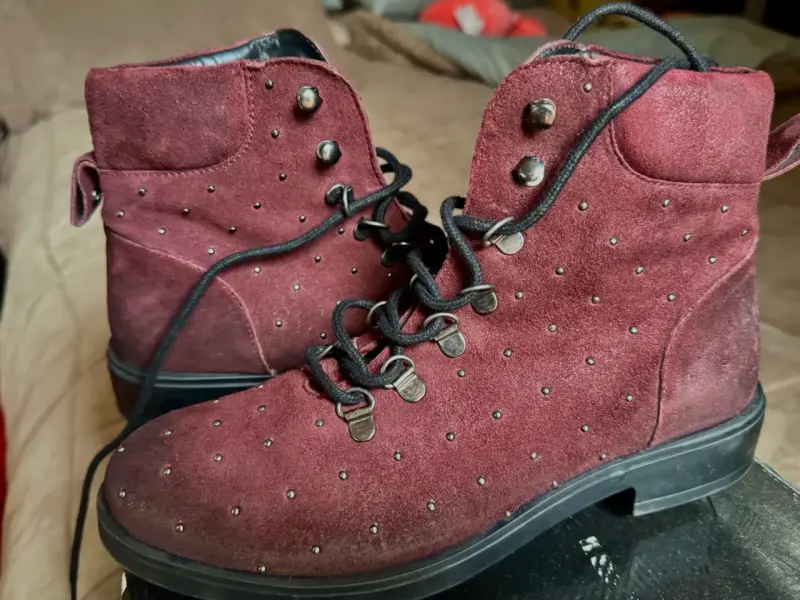 Botines de gamuza burdeos con tachas marca Pollini - 3