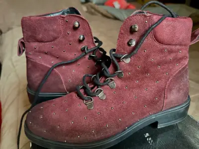 Botines de gamuza burdeos con tachas marca Pollini - miniatura 3