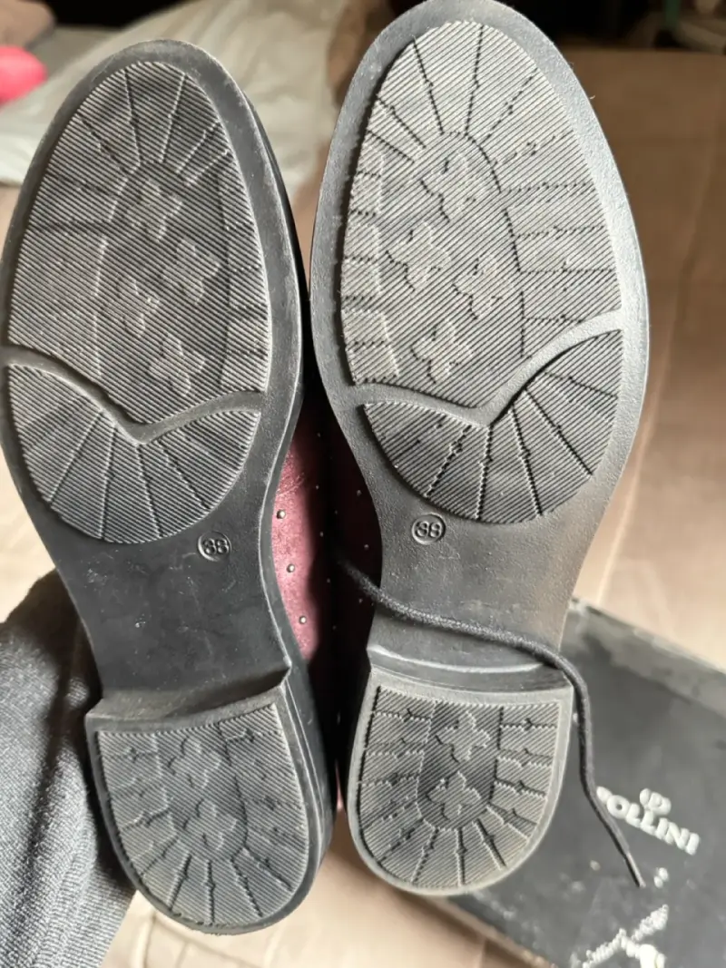 Botines de gamuza burdeos con tachas marca Pollini - 4