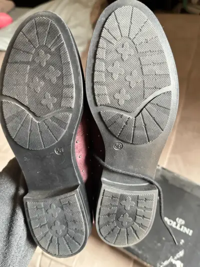 Botines de gamuza burdeos con tachas marca Pollini - miniatura 4