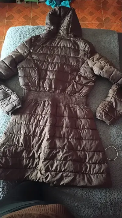 Abrigo largo acolchado marrón para mujer - miniatura 2