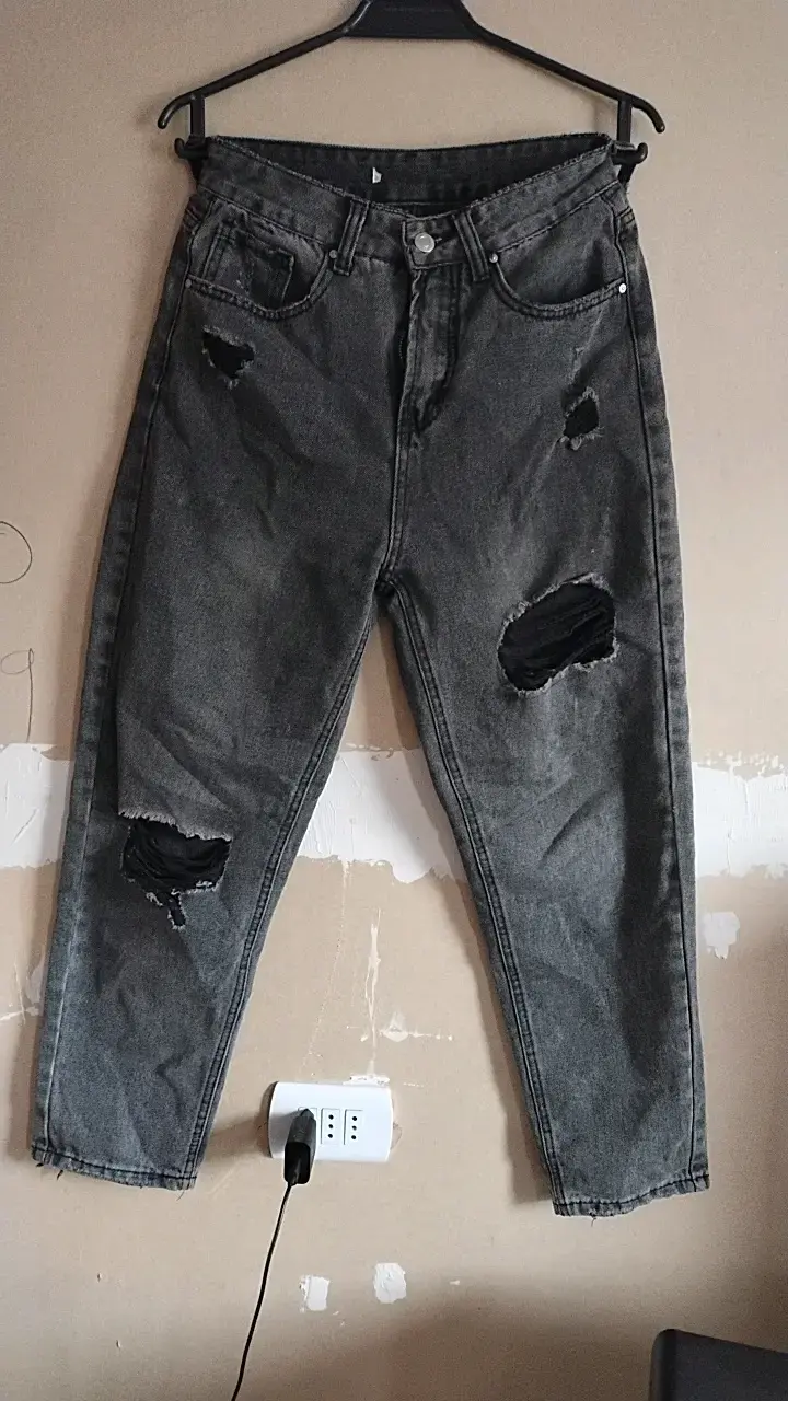 Jeans negros desgastados para mujer