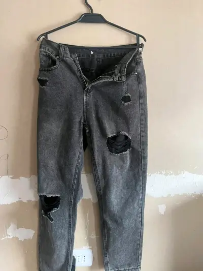 Jeans negros desgastados para mujer - miniatura 2