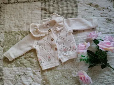 Chaleco de bebé blanco con bordado floral - miniatura 1
