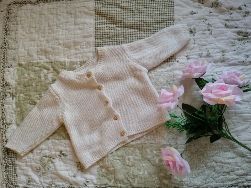 Chaleco de bebé blanco con bordado floral - 2