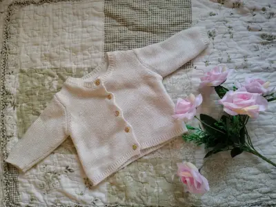 Chaleco de bebé blanco con bordado floral - miniatura 2