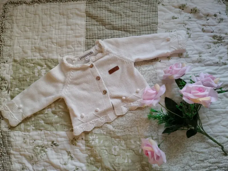 Chaleco de bebé blanco con bordado floral - 3