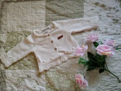 Chaleco de bebé blanco con bordado floral - miniatura 3