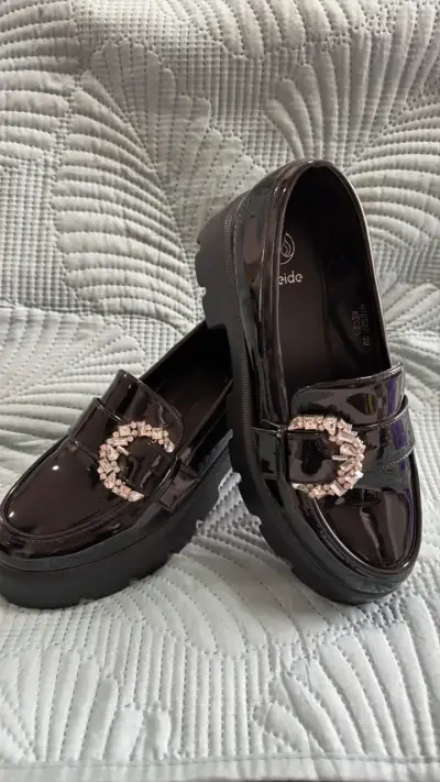 Mocasines de charol negros con hebilla decorativa - miniatura 1