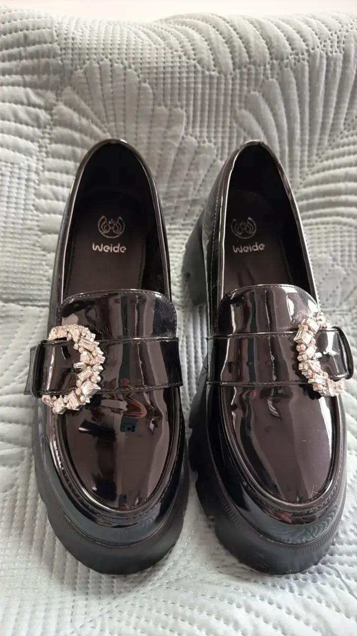 Mocasines de charol negros con hebilla decorativa - 2