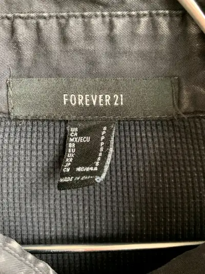 Sobrecamisa  negra con bolsillos - miniatura 2
