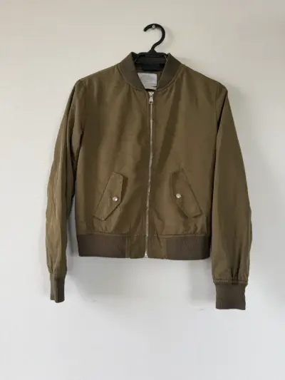 Chaqueta bomber verde oliva Bershka talla S - miniatura 1