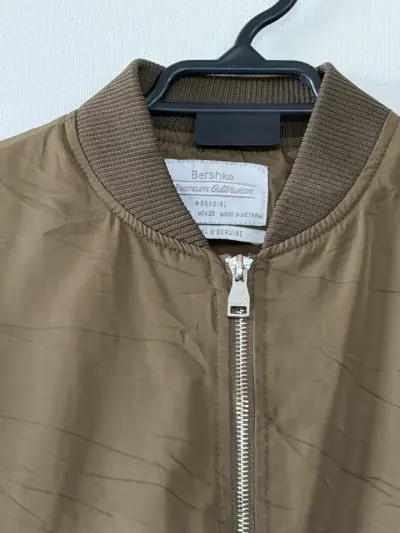 Chaqueta bomber verde oliva Bershka talla S - miniatura 3