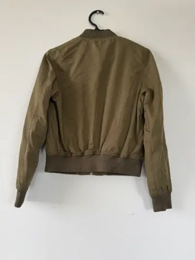 Chaqueta bomber verde oliva Bershka talla S - miniatura 4