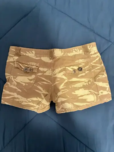 Shorts de mujer estampado camuflaje beige - miniatura 1