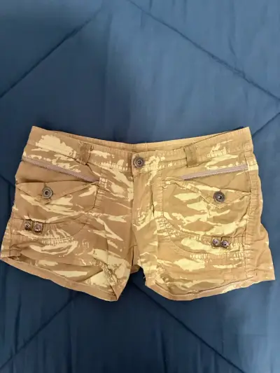 Shorts de mujer estampado camuflaje beige - miniatura 2