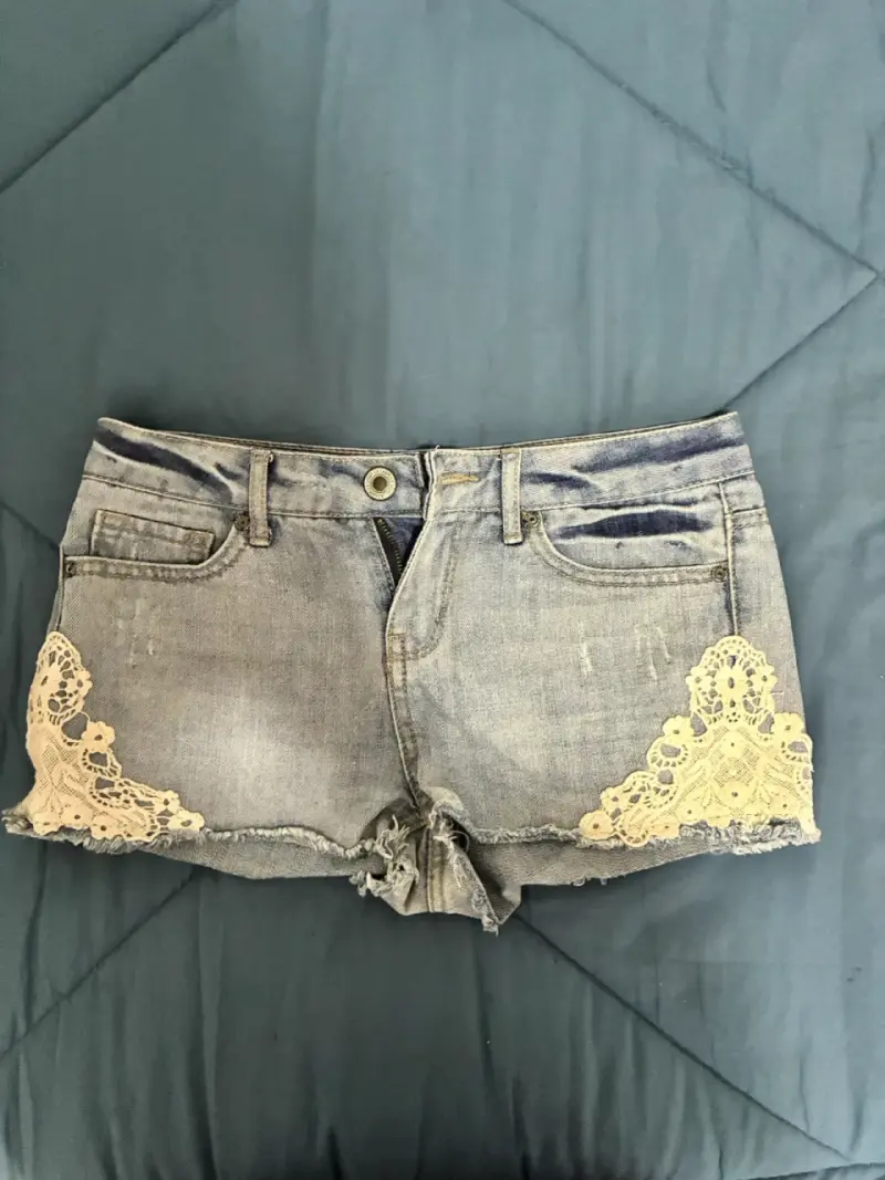 Shorts de mezclilla con encaje para mujer - 1