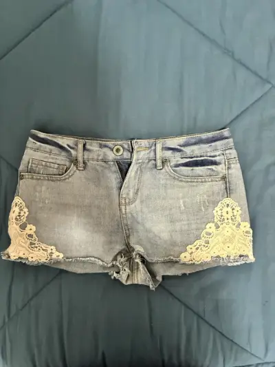 Shorts de mezclilla con encaje para mujer - miniatura 1