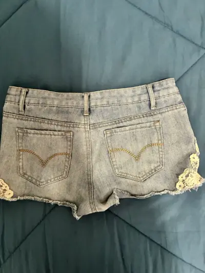 Shorts de mezclilla con encaje para mujer - miniatura 2