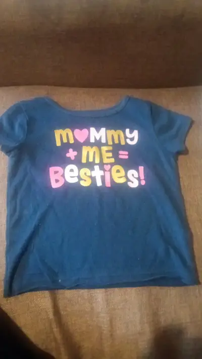 Polera infantil azul con diseño 'Mommy + Me = Besties' - miniatura 1