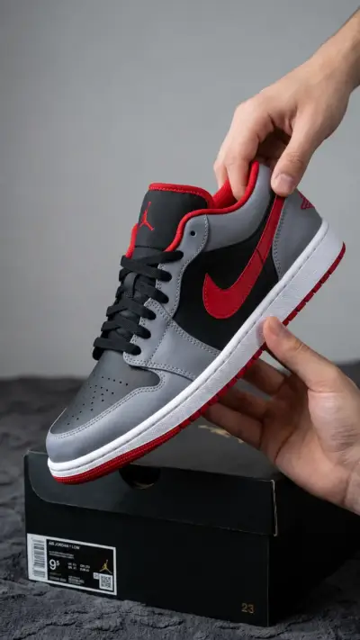Zapatillas Air Jordan 1 Low Gris y Rojo - miniatura 1
