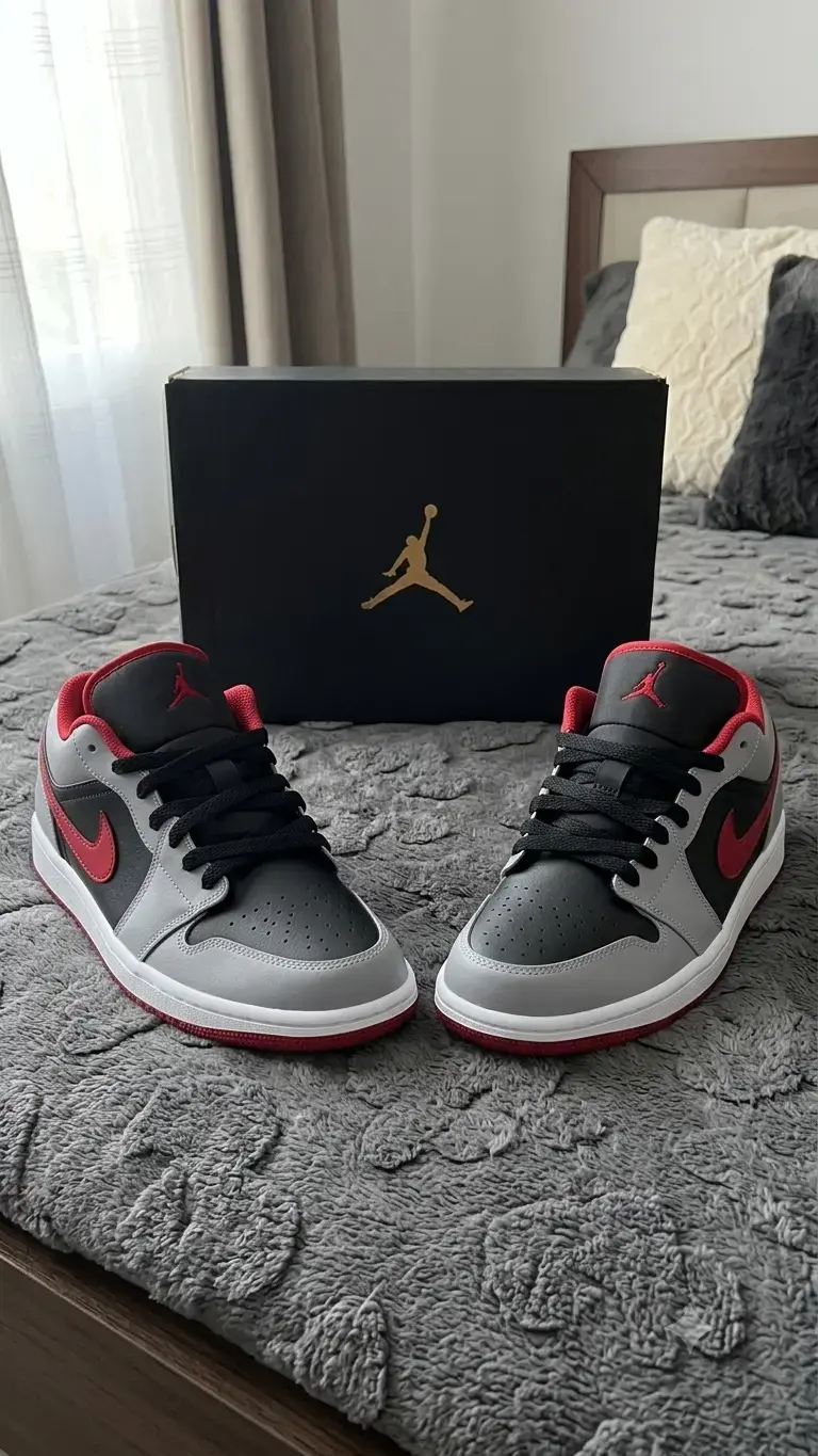 Zapatillas Air Jordan 1 Low Gris y Rojo - 2