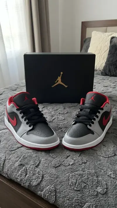 Zapatillas Air Jordan 1 Low Gris y Rojo - miniatura 2