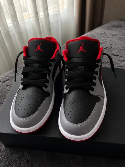 Zapatillas Air Jordan 1 Low Gris y Rojo - miniatura 3