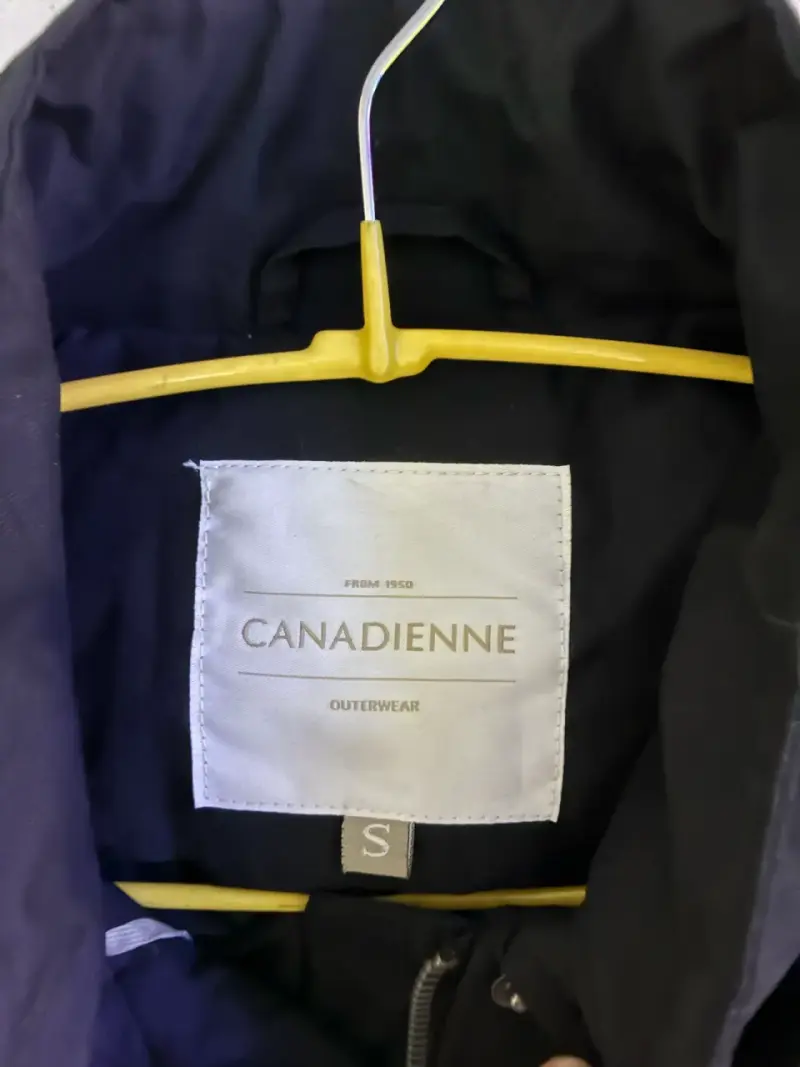 Parka negra Canadienne con bolsillos y cierre - 2